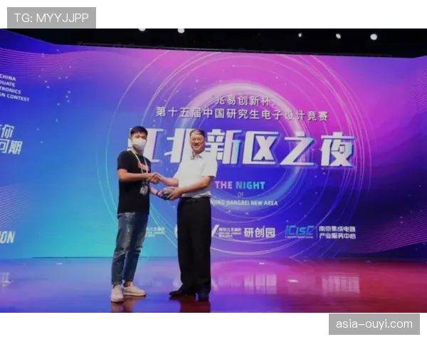 导演冯小刚参加欧巡海南精英赛配对赛，首轮交出61杆